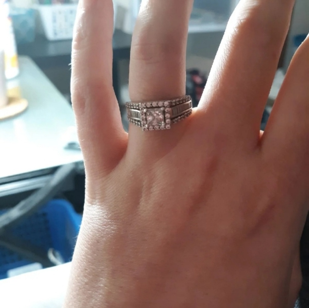 *WHiTE GOLD PLATED CZ ENGAGEMENT RiNG*